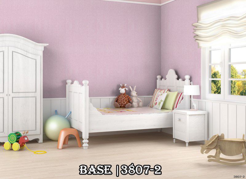 Một không gian xinh xắn dành cho bé gái với giấy dán tường màu hồng.