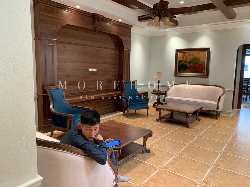 Sofa văng có khung gỗ óc chó bọc nỉ màu be tân cô điển với diện tích rộng rãi, giúp người sử dụng có thể thoải mái và tiện nghi.